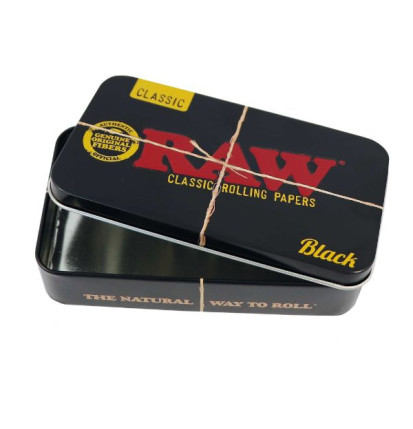 RAW Black opbevaringsboks i sort metal med rødt RAW-logo og snorgrafik på låget